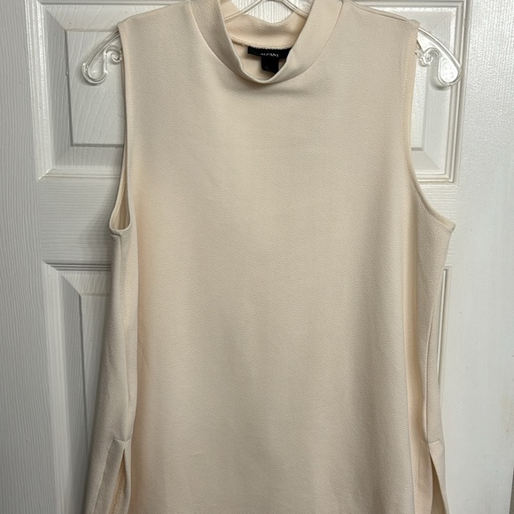 ALFANI cream colored textured split hem tunic. Size Medium. Great condition. - Picture 2 of 8